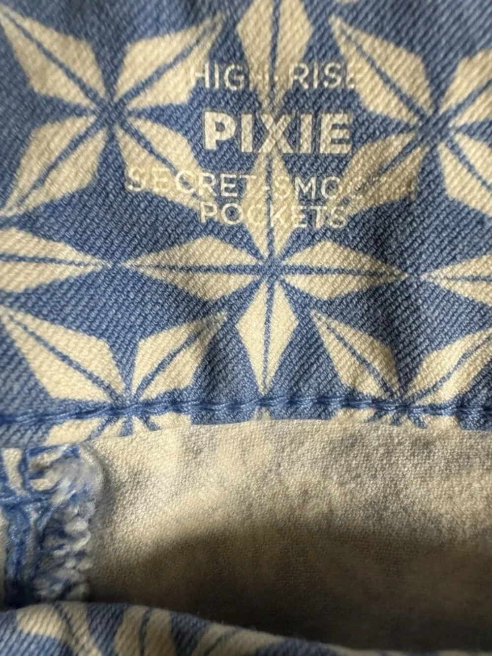 Old Navy High Rise Pixie Shorts Women’s 14 Blue White Print Stretch - Picture 3 of 5